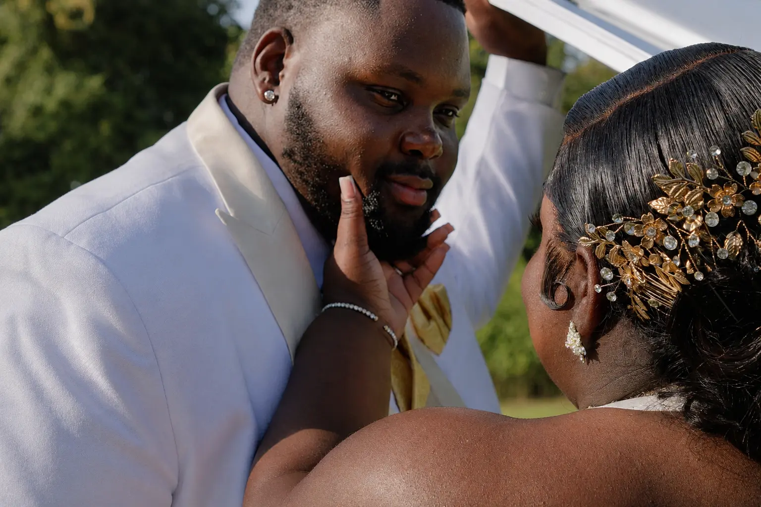 Tender moment adjusting bow tie